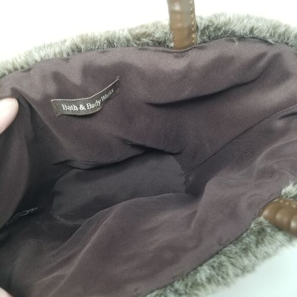 Cute Bath and Body Works hand bag. Brown wicker with faux fur accent. - Picture 9 of 13